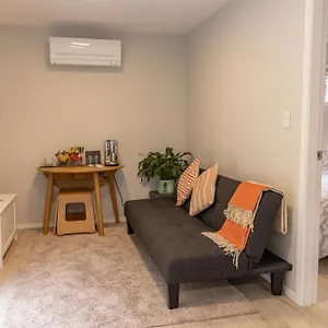 Guest house Back Garden Flat With Free On Street Parking And Fiber Wifi - 15 Mins To Ferry, Stadium, Cbd 